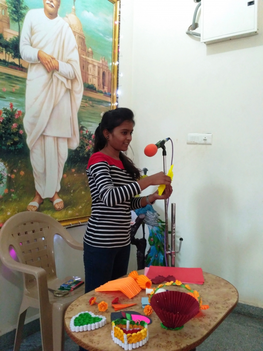 Arts & Craft - Explaining-at Summer-Camp       